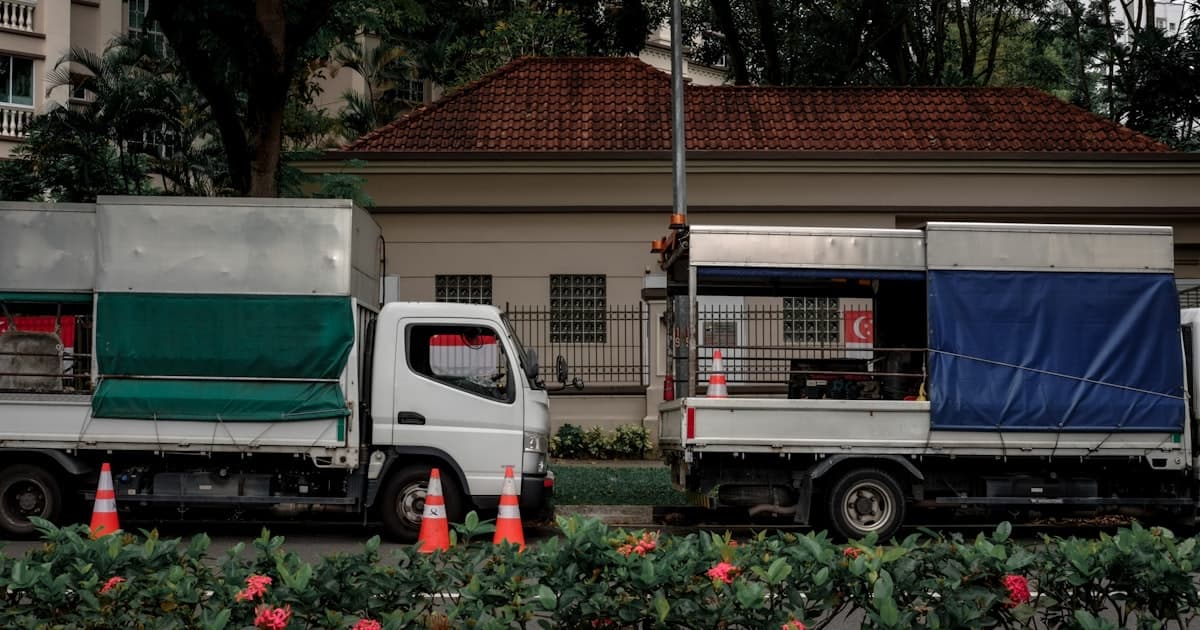Koerier met vrachtwagen onderweg