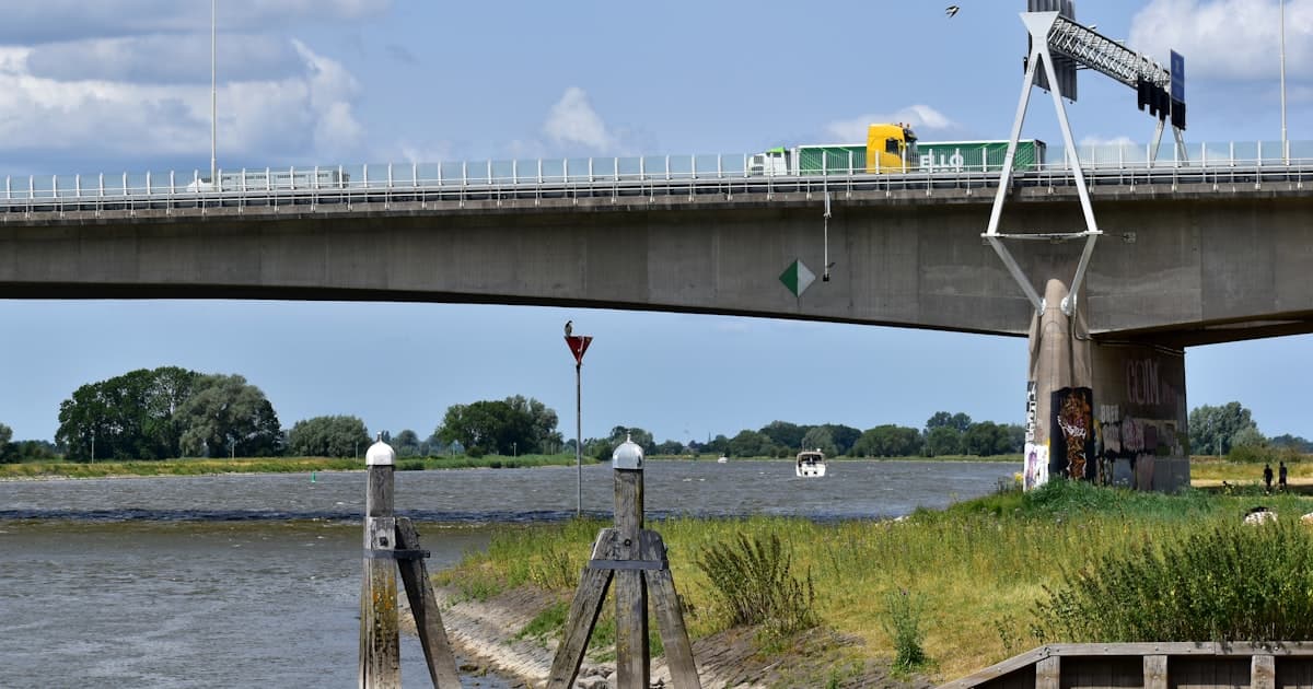 Vrachtwagen rijdt in Nederland binnen de cabotage regels