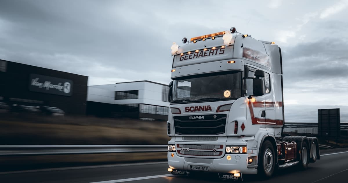 Vrachtwagen op de weg met zichtbaar laadvermogen
