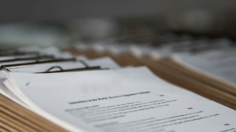 Vervoersmanager bespreekt planning met chauffeur